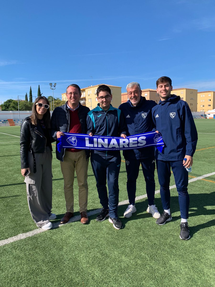 🙌🏼 En el día de ayer, nos visitó Iván, un chico de <a href="/AspergerJaen/">AspergerJaén</a> cuyo sueño es ser periodista deportivo. 

🔵 Desde el #LinaresDeportivo le hemos dado la oportunidad de entrevistar a sus ídolos. 🎙️

¡Cada vez estás más cerca de cumplir tu objetivo! 😉

#VivimosPorTi 💙