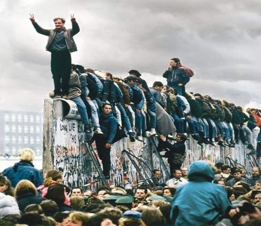 ByronLucasG1's tweet photo. HISTORIA ALEMANA, 9N
Un 9 de noviembre de 1989 Alemania deriva el Muro de Berlín, para evitar la huida de gentes y separando durante años Alemania, siendo la República Federal Alemana la del oeste y la República Democrática Alemana la del Este. https://t.co/yoE4Ea72ja