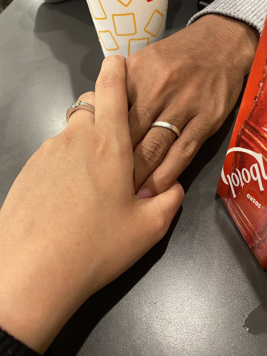 ulfarisw's tweet image. Kadang masih ga nyangka klo udah merried beneran🤣