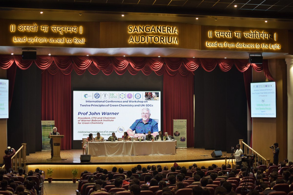 #NewDelhi | Exciting strides in #GreenChemistry at Hindu College's International Conference! 

Prof. John C. Warner, Father of Green Chemistry, shared insights on the Twelve Principles and their role in UN Sustainable Development Goals. 

Principal of Hindu College, Prof. Anju…