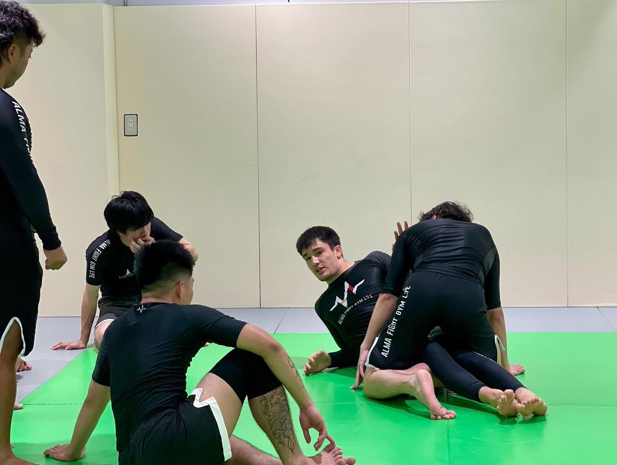 grantbogdanove's tweet image. ノーギクラスは毎週木曜日20時からやっています。場所は @afglife_bjj 。出稽古も大歓迎です！

お問い合わせ→afglife.jp/contact

#bjj #nogi #setagaya