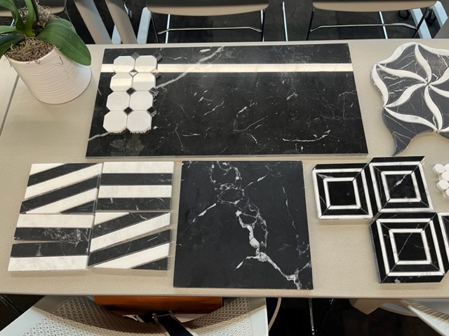ArizonaTile's tweet image. Such a beautiful selection and layout for @StudioSIX5. This mix of black and white has a wonderful high-contrast look for these contemporary design options. 

#arizonatile #ilovedesign #tilelife #studiosix5