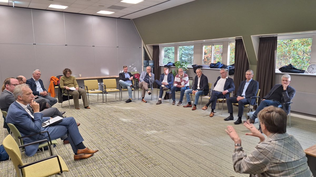 In Zeist voor heidag van de <a href="/OdruUtrecht/">OmgevingsdienstregioUtrecht</a>. Veel uitdagingen met nieuwe omgevingswet, gemeentefinanciën en de weg naar één robuuste omgevingsdienst in Utrecht. Goede discussie hierover, onder meer met @MagdeleenSturm, directeur versterking VTH.