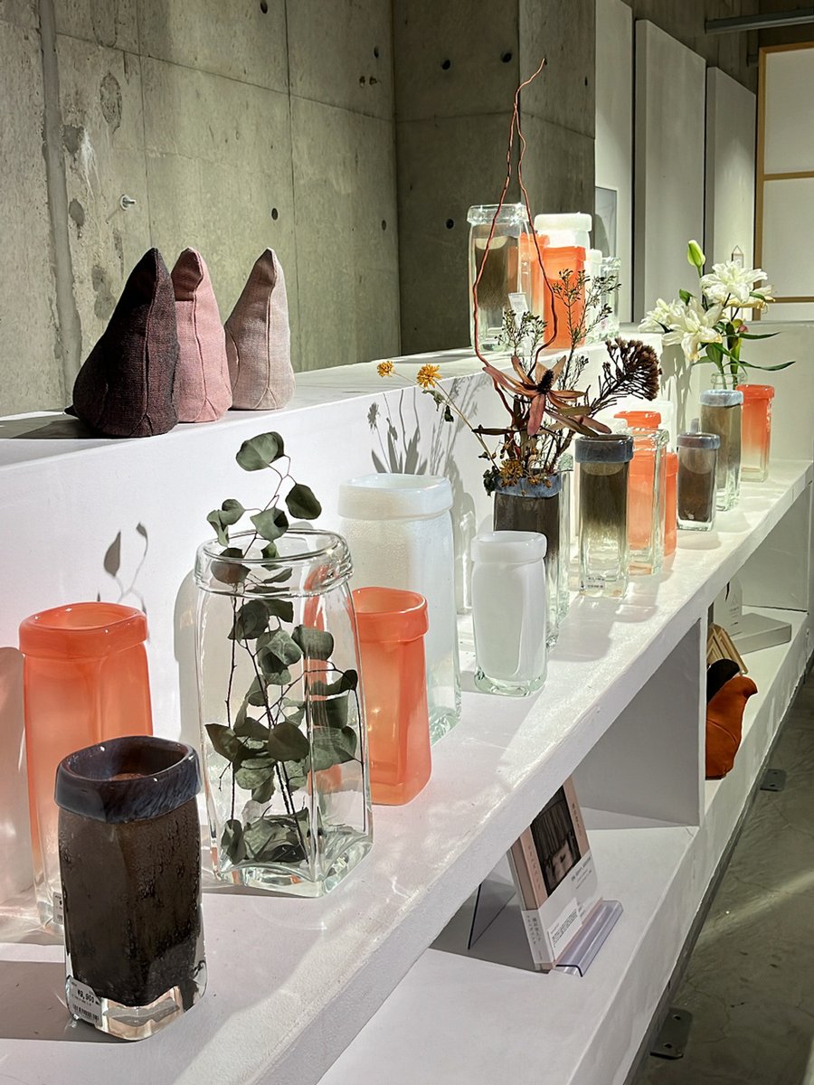 透明ガラスと色ガラスの3層構造から成る、重厚感とユニークな表情が特徴のCIBONE別注フラワーベース「SVALIN」の新色が入荷しました。100年以上続くガラス工場の窯炉に委ねた色の流れや職人の手跡など、ひとつひとつに個性を感じることができます。 

＜全色見る＞
cibone.com/catalogsearch/…