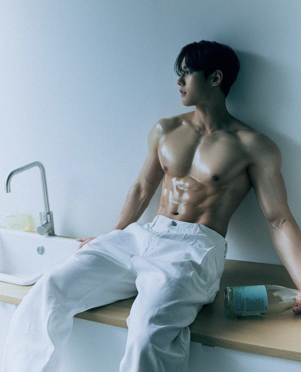 BrazilBtob's tweet photo. O mundo se acabando e o Minhyuk com OUTRO photoshoot sem camisa: https://t.co/JVJuqLIhNk