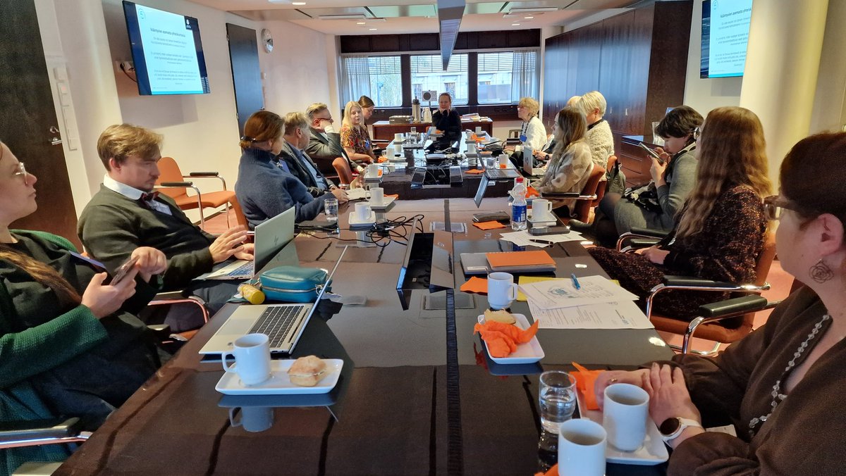 hennanikumaa's tweet photo. Vanhuusoikeuden asiantuntijoiden verkosto #VAASI koolla  @FIN_NHRI.

Keskustelussa suuri huoli HValueiden tilanteesta. Edelleen myös hämmästelemme sitä, miksi tutkimustietoa ei kuulla (poliittisessa) päätöksenteossa – mikä olisi erityisen tärkeää nyt.

@HVoikeus
@UEFLawSchool https://t.co/HTR8ykAItB