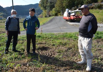 山本農園の大豆畑にて。