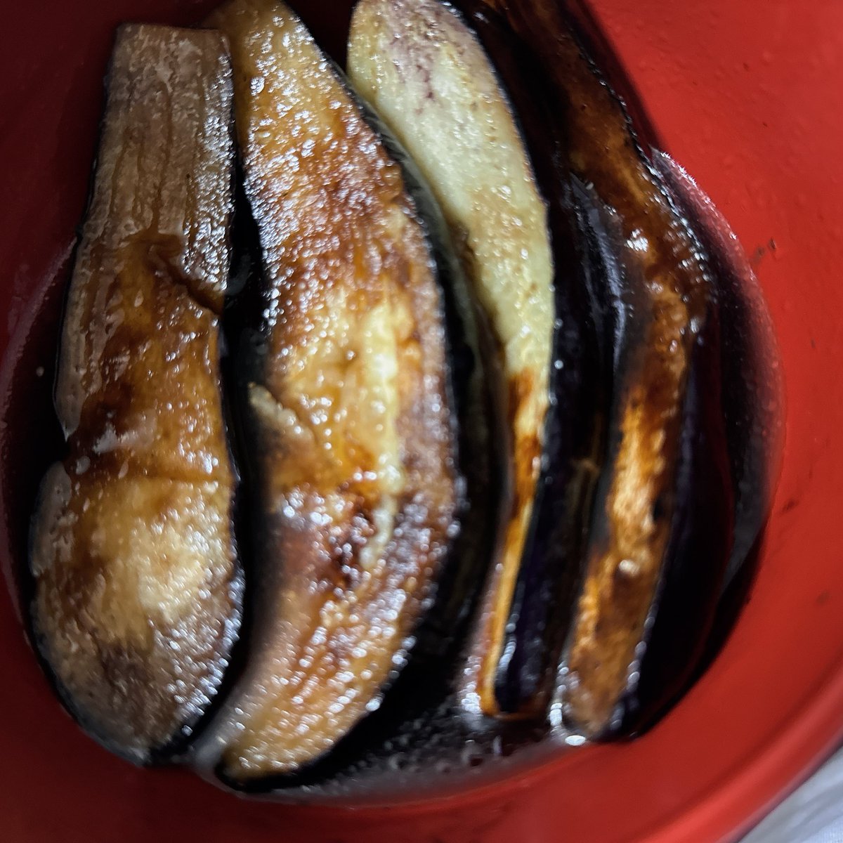 いいかい学生さん、焼き茄子をな…ごま油でしっかり焼いた焼き茄子をかんたん酢とめんつゆとみりんを水で割った薄めのタレに漬け込みなよ、好みで細切りにした岩下の新生姜を巻いて食べなよ 