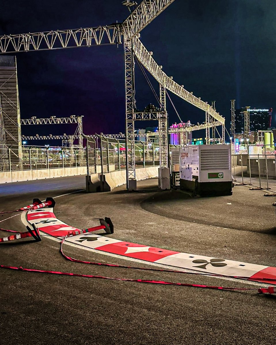 The details on the kerbs in Las Vegas ♣️♠️♦️♥️

(via <a href="/Ryan_Champion/">Ryan Champion</a>)