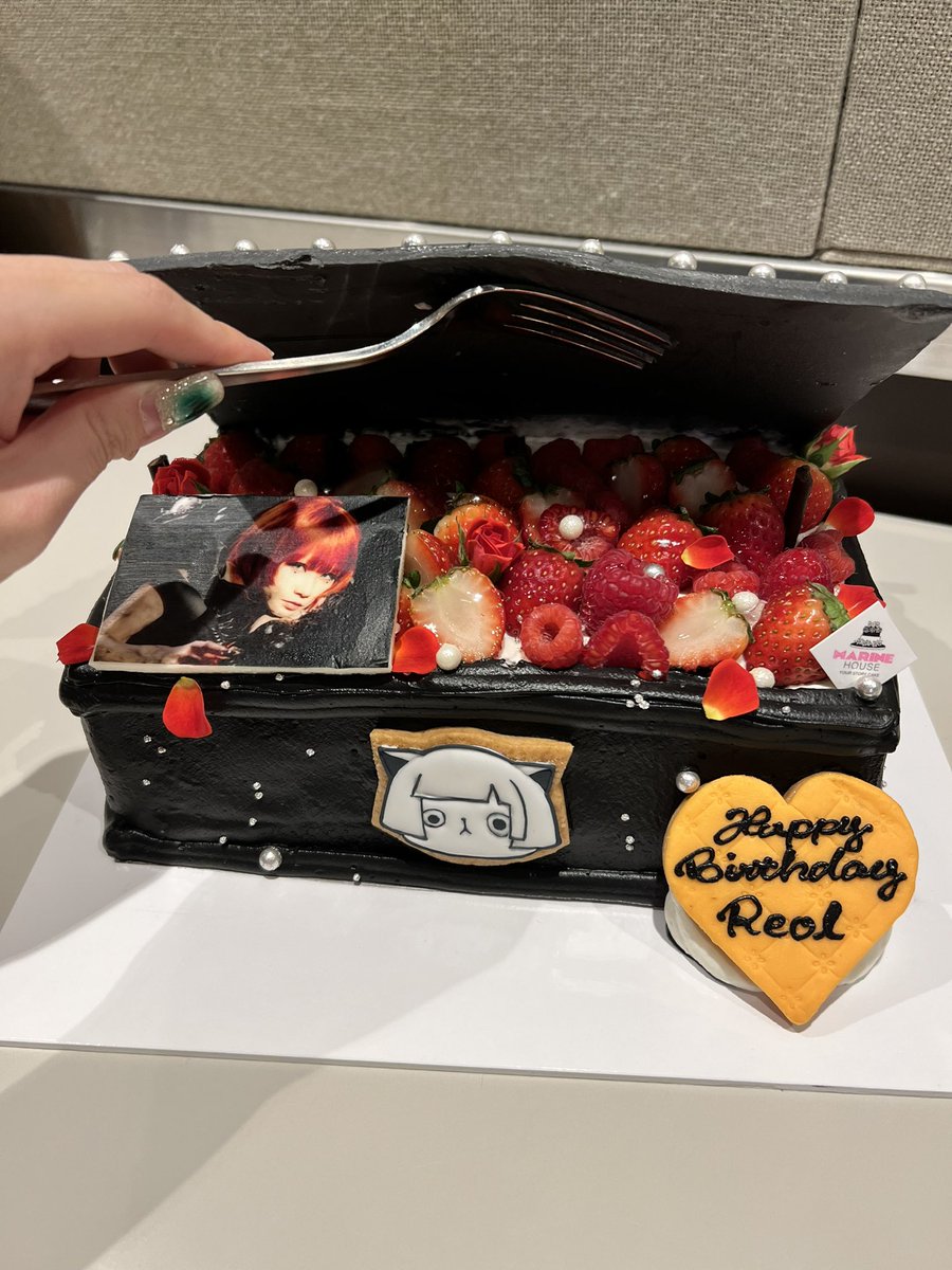 RRReol's tweet image. リハーサルで黒箱ケーキもらった🗃️
今年もたくさんのお祝いありがとうございます、お陰様でサーティやったー

🖤