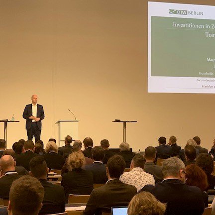 staedtetag's tweet photo. Transformation, Klimaschutz und Kreislaufwirtschaft: 300 Gäste hörten heute in #Frankfurt auf dem "Forum deutscher #Wirtschaftsförderung|en" die Gäste Prof. Marcel Fratzscher vom Deutschen Institut für Wirtschaftsforschung, und Dr. Katharina Reuter vom @bnw_ev. https://t.co/7QpK2AhYcF