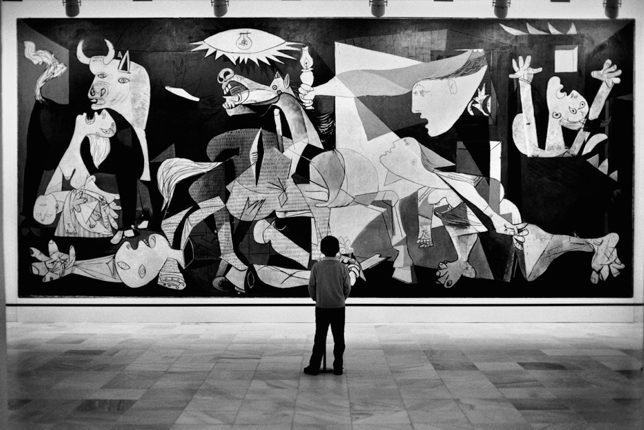 Picasso'nun "Guernica" eseri, insanlık tarihindeki dehşeti ve acıyı yüreğimize dokunan bir sanat şaheseriyle ifade ediyor. 1937'de İspanya'da yaşanan bombalama sonucu ortaya çıkan bu başyapıt, savaşın dehşetini ve barışın önemini yankılatıyor.