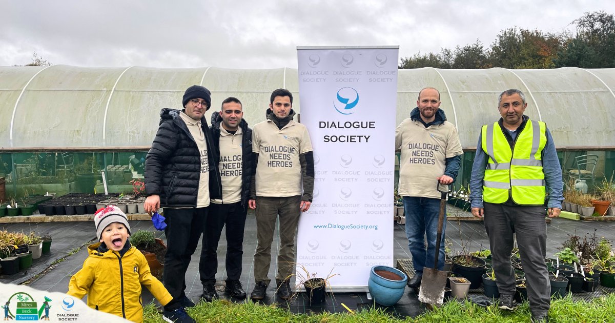 Dialogue Society Hull visited Mires Beck yesterday and worked alongside the Tree Team to plant some native trees on our 14-acre site🌲 It's great to bring such diverse cultures and walks of life together through nature @DialogueSociety #trees #treeplanting #environment