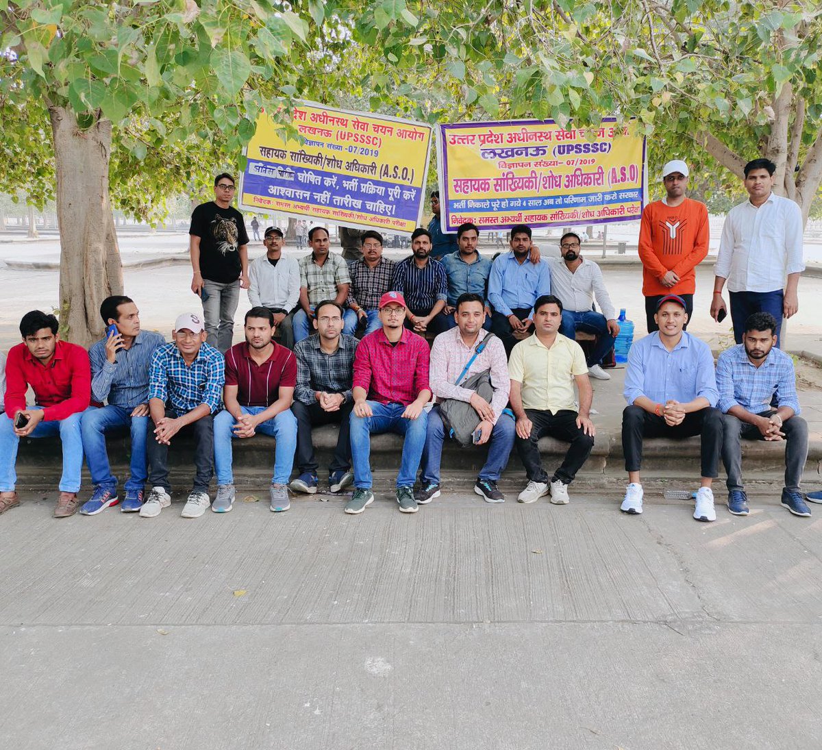 therupeshtiwari's tweet photo. इको गार्डन लखनऊ में शान्तिपूर्ण धरने पर बैठे ये युवा अभ्यार्थी जिनके चेहरे पर उदासी और अवसाद साफ़ दिख जायेगा 
 UPSSSC द्वार आयोजित ASO/ARO- 2019 भर्ती प्रक्रिया 4 वर्ष बाद भी पूरी नहीं की जा सकी।
अंतिम परिणाम के लिऐ धरने पर बैठेअभ्यर्थी  @myogioffice @CMOfficeUP
@brajeshpathakup https://t.co/qGLWpR5Rr7