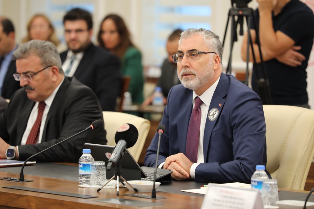 isikhanvedat's tweet photo. 📍Kamu Personeli Danışma Kurulu

Hükümetimiz ile kamu görevlileri sendikaları ve konfederasyonları arasında; kamu personel mevzuatı ve kamu yönetimi uygulamalarının değerlendirilmesi, sosyal diyaloğun gelişmesi, ortak çalışmaların yürütülmesi ve etkin danışmayı sağlamak üzere Kamu Personeli Danışma Kurulu toplantımızı gerçekleştirdik.

Kamu görevlilerimizin hak ve özgürlüklerinin geliştirilmesi, demokratik, mali ve sosyal kazanımlarının korunması ve artırılması adına sosyal paydaşlarımızla bir araya gelmeye, istişare ve diyalog mekanizmalarımızı canlı tutmaya devam edeceğiz.