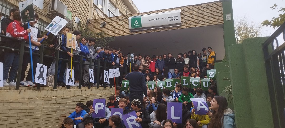 MLuzMartnezFer1's tweet photo. Hoy, el #iesjabalcuz ha hecho un acto reivindicando la paz. Se ha leído un manifiesto y se ha hecho un minuto de silencio. Seguimos apostando por la paz.#cepjaen #buenaspracticas #escuelaespaciodepaz https://t.co/lvR2Xy4kDH