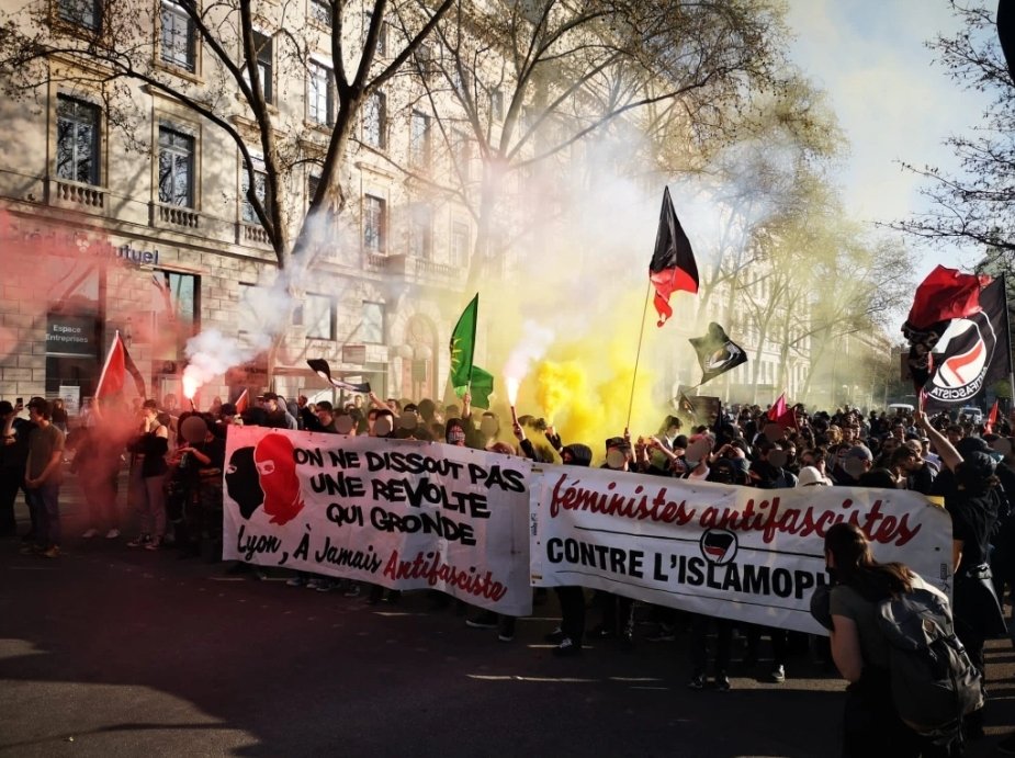 antifa_lyon's tweet photo. ‼️URGENT‼️

Un rempart en France vient de s'effondrer. 
Nous sommes dissous. 

Nous appelons à se rassembler ce soir place des Terreaux à 19h00. 

Notre communiqué officiel bientôt. https://t.co/kLWuWV3was