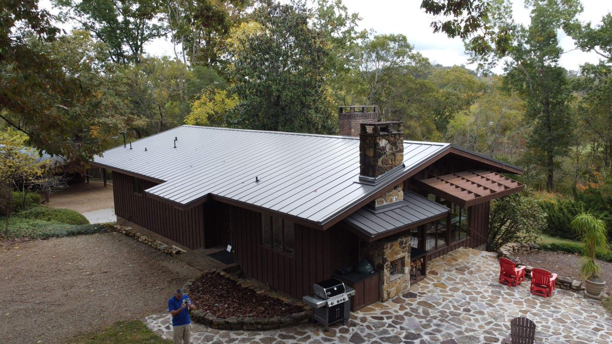 truemetalsupply's tweet image. Take a look at this stunning Charcoal, DuraLock™ Standing Seam Metal Roof installed by @BurellBuiltExts 🤩 If you want a metal roof that will last a lifetime, give us a call at (865) 224-3055 or learn more at truemetalsupply.com #metalroofingmadeeasy #standingseam