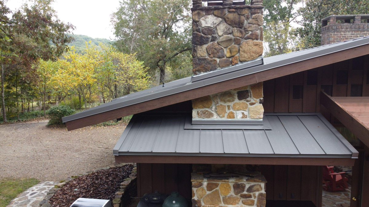 truemetalsupply's tweet image. Take a look at this stunning Charcoal, DuraLock™ Standing Seam Metal Roof installed by @BurellBuiltExts 🤩 If you want a metal roof that will last a lifetime, give us a call at (865) 224-3055 or learn more at truemetalsupply.com #metalroofingmadeeasy #standingseam