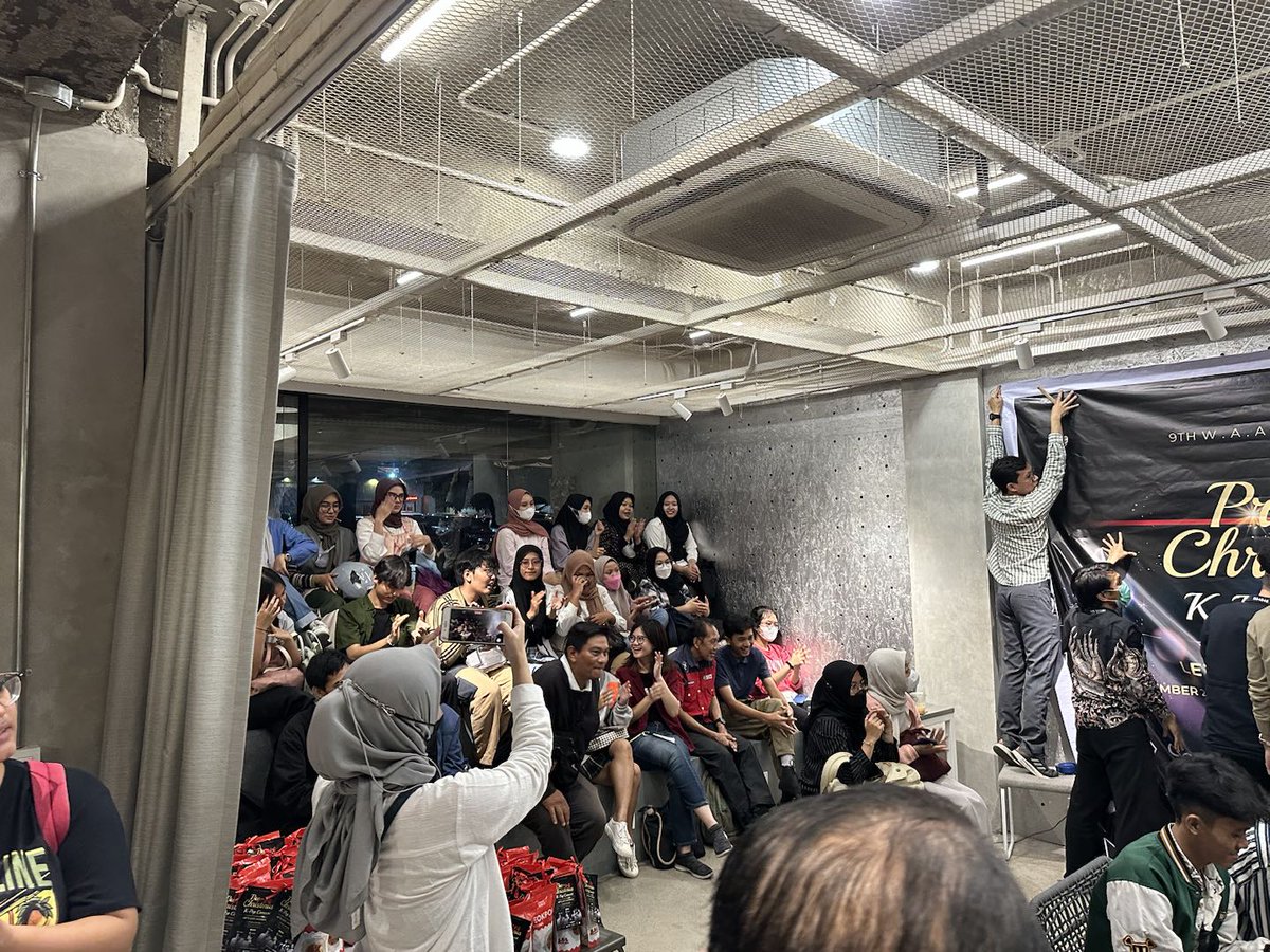 CoinstoreExc's tweet photo. 💥 The atmosphere is palpable! 💥

The CS Connect Jakarta audience is vibrant, filled with pioneering thinkers and enthusiasm. An unparalleled confluence of brilliance! ⚡

#Coinstore #CSConnect #Jakarta https://t.co/604JjZwEJI