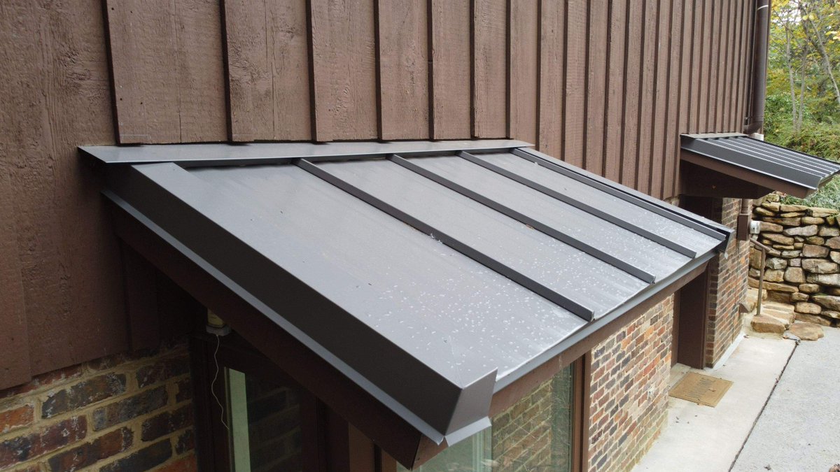 truemetalsupply's tweet image. Take a look at this stunning Charcoal, DuraLock™ Standing Seam Metal Roof installed by @BurellBuiltExts 🤩 If you want a metal roof that will last a lifetime, give us a call at (865) 224-3055 or learn more at truemetalsupply.com #metalroofingmadeeasy #standingseam