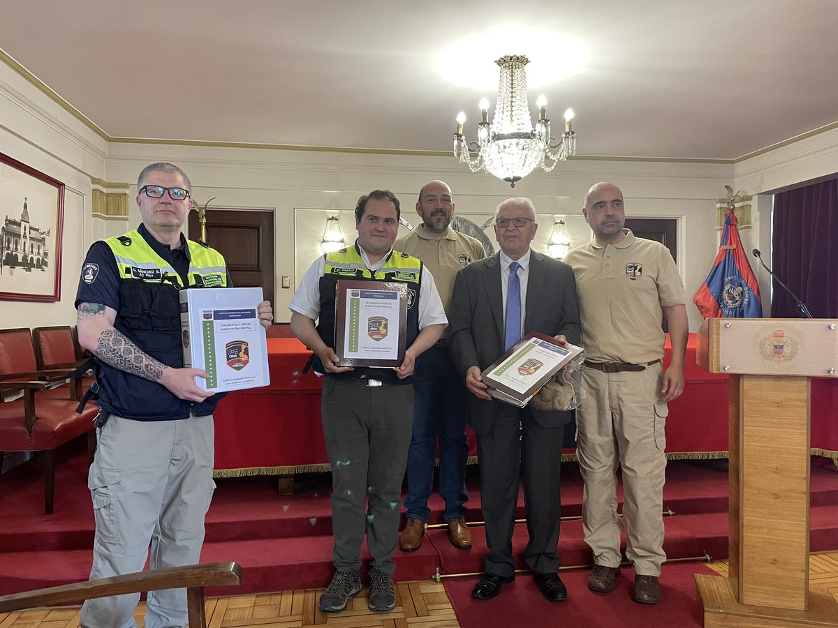 #Forestal el <a href="/CBV1851/">Bomberos Valparaíso</a> entrega a esta hora la carpeta documental del proceso de acreditación forestal, asiste a la ceremonia el Directorio del Cuerpo de Bomberos de Valparaíso encabezado por su Superintendente, el PFON (A) Gabriel Sánchez, el Líder del GTO Forestal Damián Farías