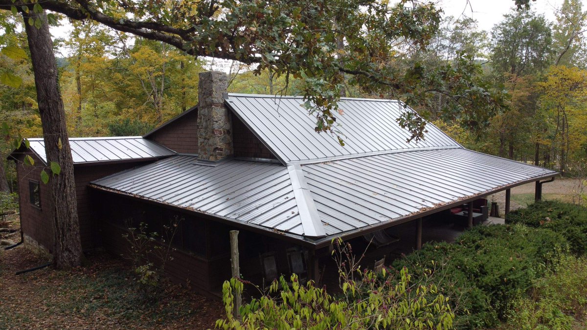 truemetalsupply's tweet image. Take a look at this stunning Charcoal, DuraLock™ Standing Seam Metal Roof installed by @BurellBuiltExts 🤩 If you want a metal roof that will last a lifetime, give us a call at (865) 224-3055 or learn more at truemetalsupply.com #metalroofingmadeeasy #standingseam