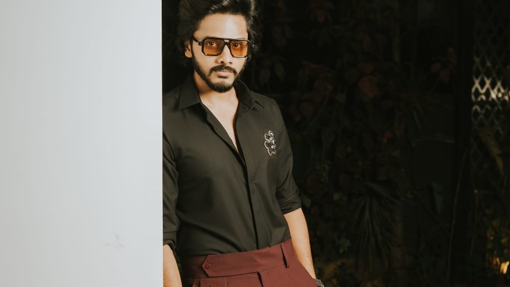 hilodesignco's tweet photo. Dapper Tejasajja turned heads at Varun and Lavanya's reception in a Hilo Designs puzzle chip embroidered shirt. 👔✨ 

Designer shirts for you: https://t.co/q4s5dBXevw

#hilodesign #hilostyle #Weddingreception #FashionForward #tejasajja https://t.co/ETBpFCZZVj