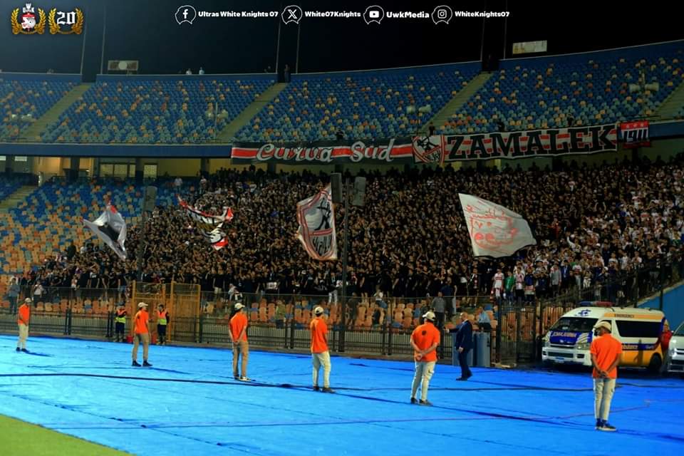 White07Knights's tweet photo. قُلنا لكُم سابقًا أن "المُستحيل ليس أبيض" وأننا نرفع الراية البيضاء فقط عندما نرفع راية الزمالك لكننا لا نرفعها أبدًا للاستسلام، فَهذا ليس في قاموسنا  نحنُ نؤمن بأنفُسنا ومدرج التالتة يمين ومدرسة الوايت نايتس التي نشأنا مِن خلالها، ونؤمن بنادينا وهذا الكيان العظيم الذي ننتمي له.

لا تحدُث هُنا أشياء وليدة الصُدفة ولكن ما يحدُث هوَ نتاج المؤازرة والدعم والثقة التي بيكتسبها جميع مَن يُمثلون الزمالك على أرضية الملعب مِن المُدرجات، ما يحدُث هوَ نتاج مُدرج يعلم ما هو الوقت المُناسب الذي "يحتاج المؤازرة" والوقت المُناسب "للعقاب"، فنحنُ لن نترُك أبدًا الزمالك وسوف نكون كَمَا كُنا "الدرع والسيف" دائمًا وأبدًا.

عند إيماننا بدورنا داخل المُدرجات تجاه نادينا الذي ننتمي إليه جميعًا؛ حتمًا سوف نعود! حتى وإن كُنا نأتي مِن بعيدًا، عندما نُحافظ على حقوق النادي وكرامته التي مِن كرامتنا فإنَّ من الطبيعي أن ننتصر.. كُل ذلك لا يحدُث صُدفة أبدًا إنما يأتي بإصرارنا على أن "مصلحة النادي" هي مَن تأتي أولًا وتدوين مواقف تاريخية داخل وخارج المُدرجات للحفاظ على نادينا وليس ما يحلو لنا، فَهُناك عقل سوف يُدير الأمور مهما حدث ومهما اشتدت الموجة لعكس ذلك.

كُنتُم معَ المُدرج الذي يُمهد الطريق ويُحدد الخطوات ثُمَّ يخطو عليها الجميع، كُنتُم معَ "كورفا سود العاصمه"..
بقيادة الوايت نايتس 😉⚪️🔴

(جانب مِن حضور المجموعة لمُباراة الزمالك وبيراميدز نصف نهائي كأس مصر)