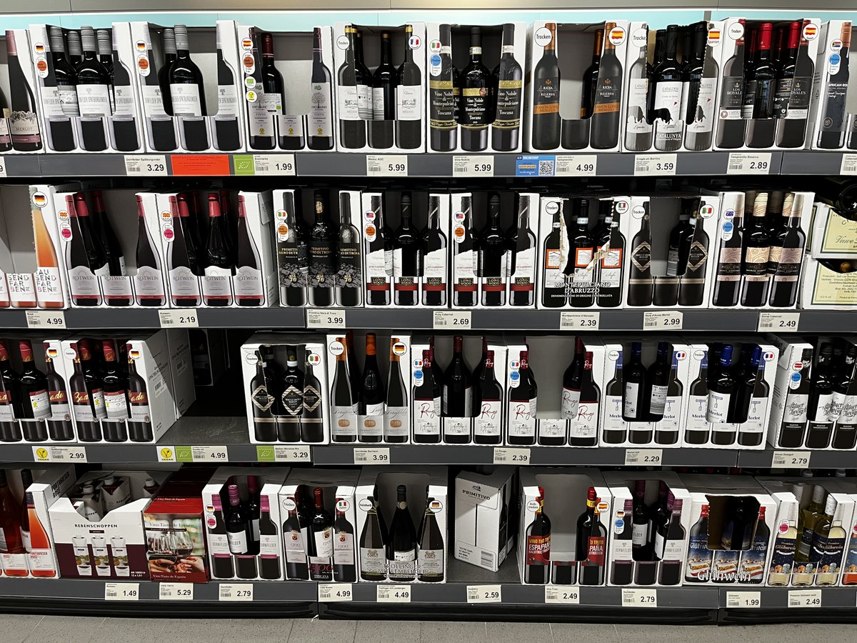 luigi_rubinelli's tweet photo. Avete mai visto un lineare di vino di soli cartoni, anzichè bottiglie? Guardate questo di Aldi Nord
https://t.co/qLgNp4humI #aldinord #aldi #vino #lineare https://t.co/LETxDgZkaq