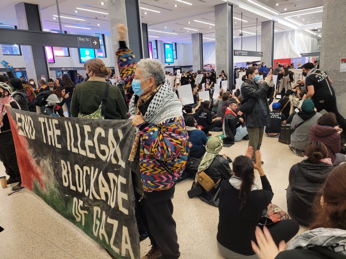 bcohenn's tweet image. At Union Station for @TorontoStar, which Jewish and Palestinian protestors and their allies have occupied to call for a ceasefire