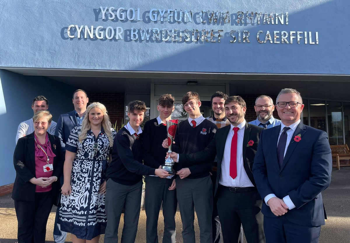 Great to receive special visitors today to discuss all things Esports happening at @Cwmrhymni / @DreigiauCRh and to see the plans that @EsportsWales have for the future. Our Rocket League team received their Welsh College Cup presented by @JohnJackson750 & @Addysg_Cymraeg ⚽️🚗🚀