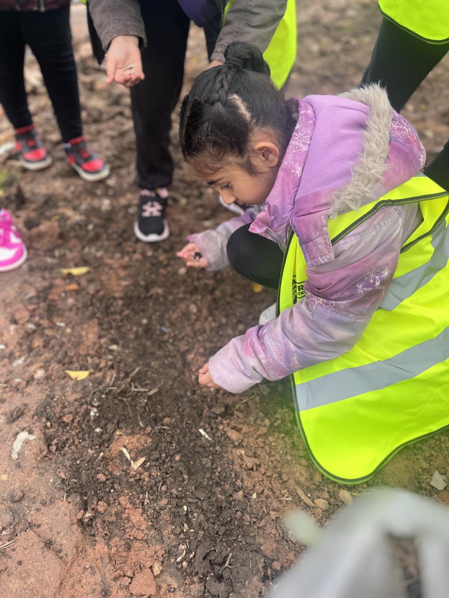 Poppy and bulb planting with ⁦@gardensinboots⁩ and the fabulous Naima ⁦@AndertonPark⁩