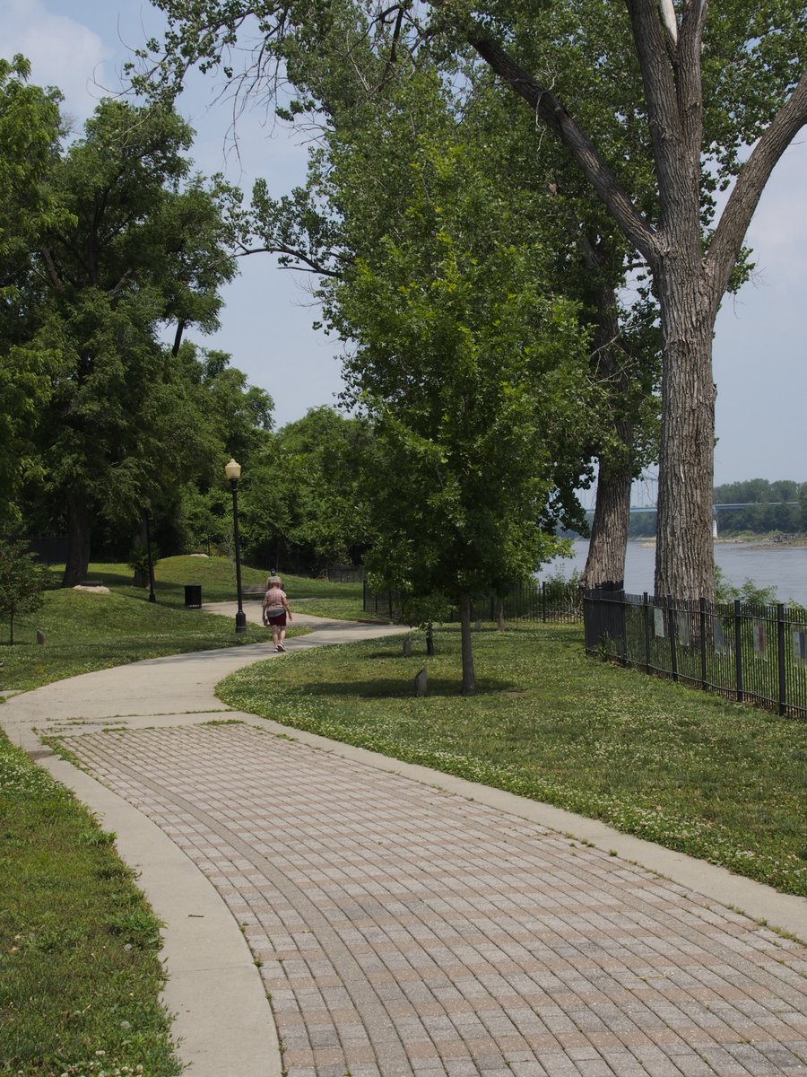 FMidchilde's tweet photo. While I was taking pictures around, an old woman came talk to me. She said, "Bald eagles are on top of trees. I see them everyday. Can find one on the tree." She looked up at a tree nearby. So did I, but I didn't see any. She was searching awhile, then was back on the trail. Fun! https://t.co/TnLwj2NA9F