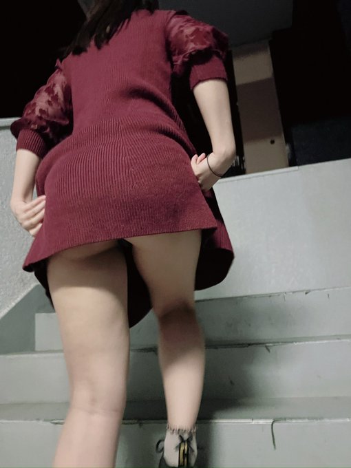 ミニスカすぎてお尻がチラ見え💦 https://t.co/m9VlAwxFi6