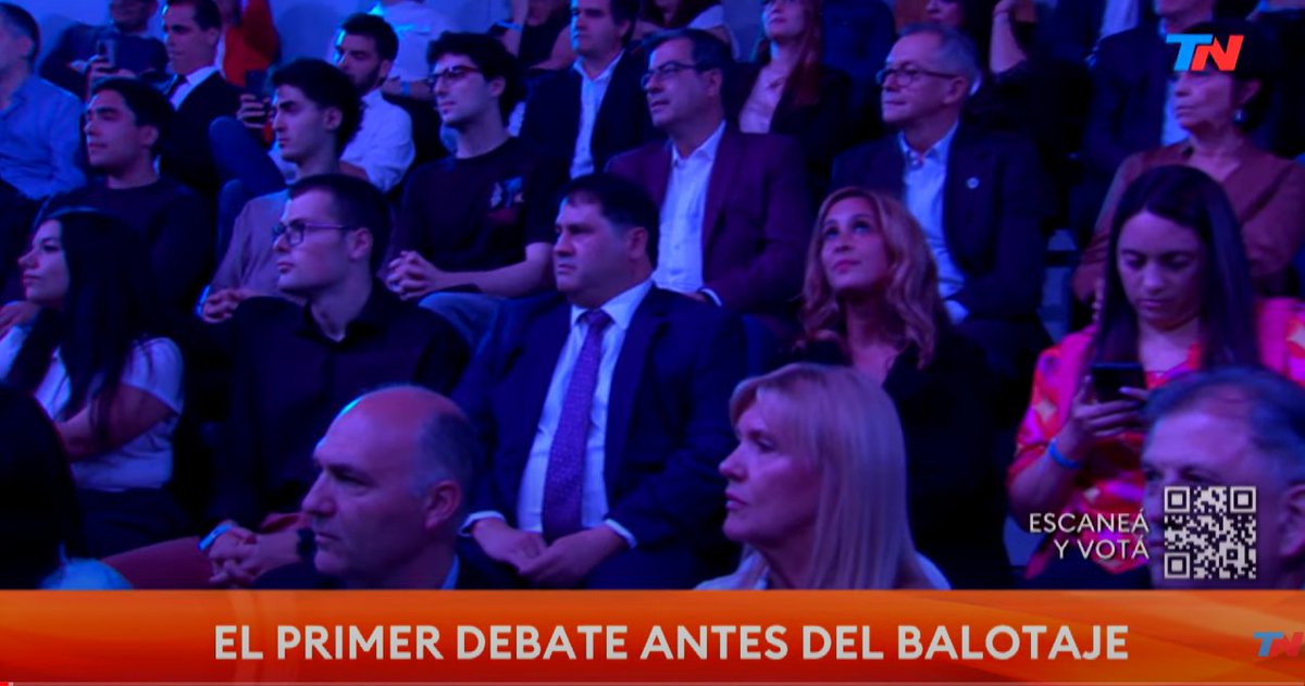 Felipe Noble Herrera y esposa en la tribuna del Debate de candidatos a vice, ayer en #A2Voces