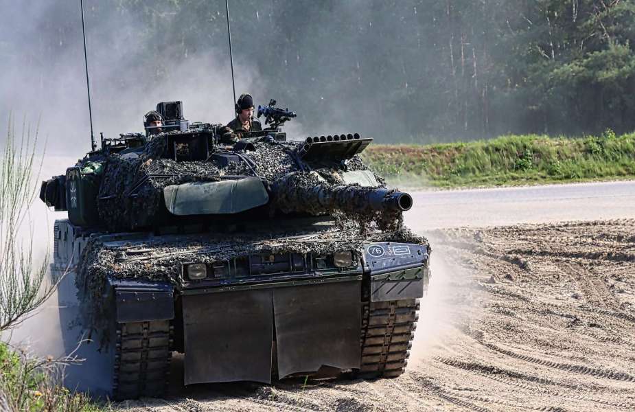 ArmyRecognition's tweet image. #GermanArmy ramps up training for #Leopard2A7V tank crews #MBT #MainBattleTank #Bundeswehr 
armyrecognition.com/defense_news_n…