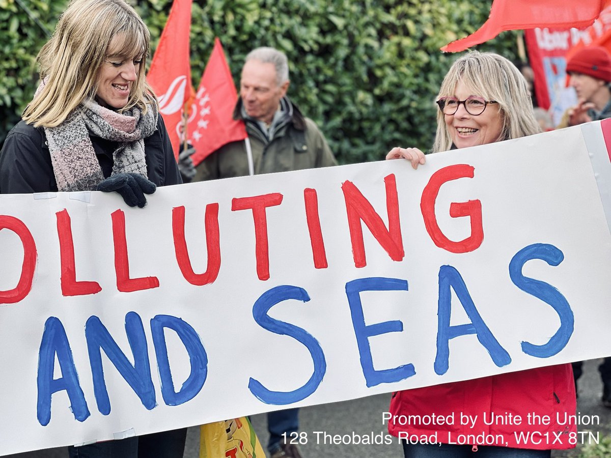 unite_southeast's tweet photo. 📣 @unitetheunion Community members gathered in Worthing to let Southern Water know they do not want any more raw sewage dumped in our rivers and sea.✊
@SouthernWater #CleanUpYourAct https://t.co/JkYez624zB