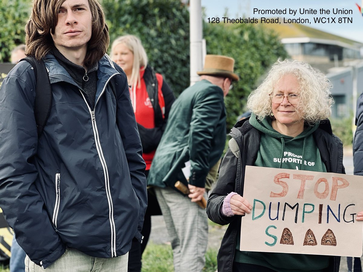 unite_southeast's tweet photo. 📣 @unitetheunion Community members gathered in Worthing to let Southern Water know they do not want any more raw sewage dumped in our rivers and sea.✊
@SouthernWater #CleanUpYourAct https://t.co/JkYez624zB