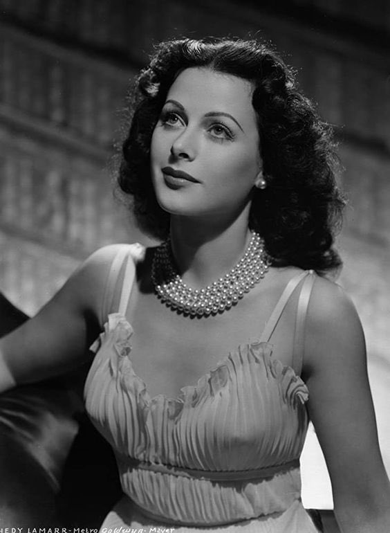 PhysInHistory's tweet image. Hedy Lamarr, born #OnThisDay in 1914, was a famous Hollywood actress and a brilliant inventor who made significant contributions to the field of wireless communication. She co-invented a technique called frequency hopping, which is the basis of modern technologies such as WiFi,…
