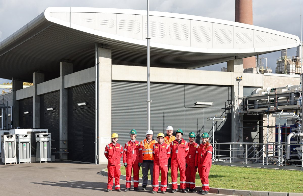 This week <a href="/Shell_Rheinland/">Shell Energy and Chemicals Park Rheinland</a> hosted #REFHYNE partners at the site of the electrolyser, to discuss the project and make plans for the coming months.

<a href="/SINTEF/">SINTEF</a>, ERM and @ITMPowerPlc joined Shell at the site and were able to see the electrolyser live in action and producing hydrogen!