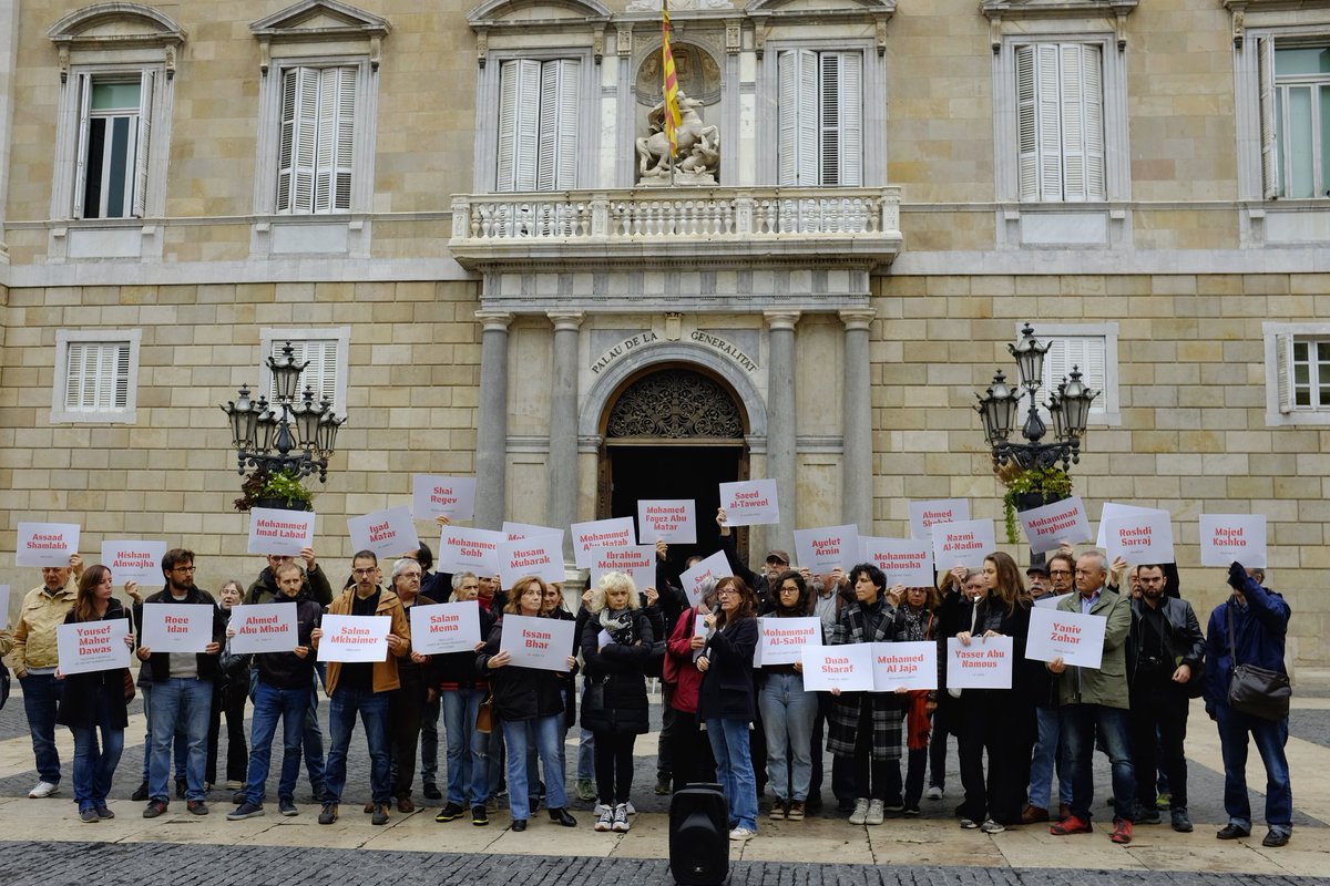 tonialbir's tweet photo. Hoy nos hemos concentrado en la plaza de Sant Jaume de Barcelona para denunciar el asesinato de 52 periodistas en Gaza, la dramática situación en la que trabajan y las restricciones que todo ello supone al derecho de la informsción de la ciudadanía https://t.co/BWXLoraZGK