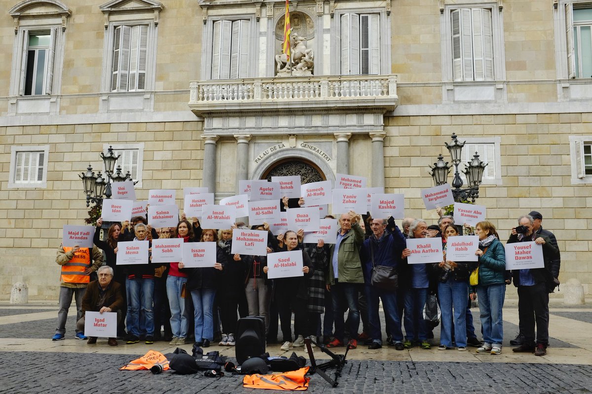 tonialbir's tweet photo. Hoy nos hemos concentrado en la plaza de Sant Jaume de Barcelona para denunciar el asesinato de 52 periodistas en Gaza, la dramática situación en la que trabajan y las restricciones que todo ello supone al derecho de la informsción de la ciudadanía https://t.co/BWXLoraZGK
