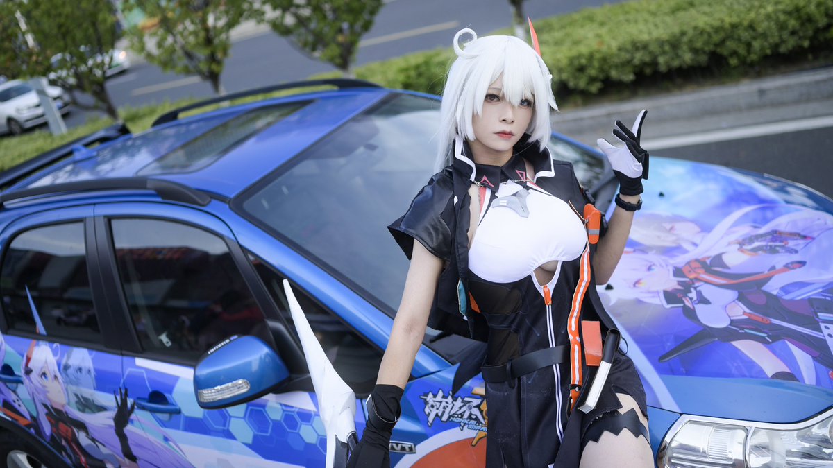 出cos和自己痛车合影可太爽了