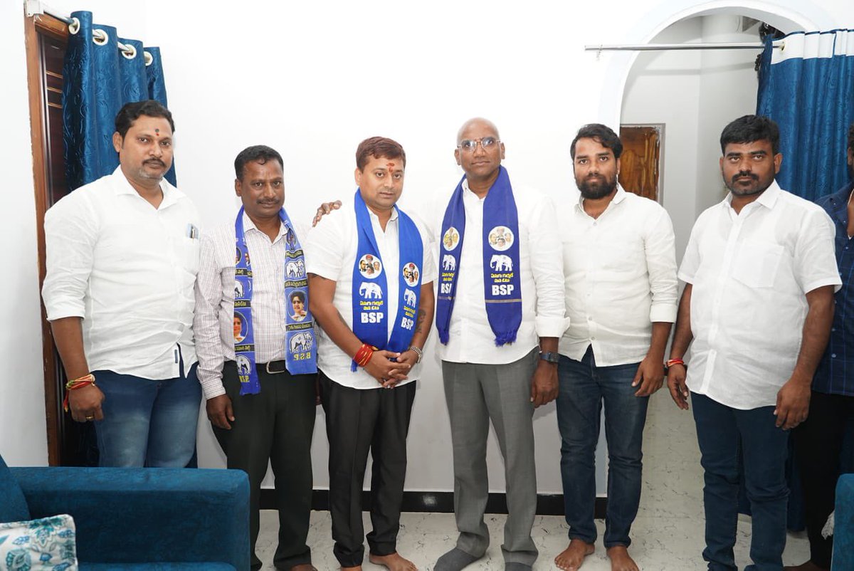 RSPraveenSwaero's tweet photo. బీసీ వ్యతిరేక, మతోన్మాద దొరల దోపిడి BJP ని వదలి బహుజన్ సమాజ్ పార్టీ(BSP) లో చేరి సిద్దిపేట గడ్డను కల్వకుంట్ల-BRS దొరల దోపిడి కబందహస్తాల నుండి విముక్తి చేయడానికి ఈ రోజు నామినేషన్ వేసిన సర్దార్ సర్వాయి పాపన్న వారసుడు గాదగోని చక్రధర్ గౌడు గారికి అభినందనలు.💐💐💐
తెలంగాణ బావితరాల బంగారు భవిష్యత్తు ను మేడిగడ్డలో నిలువునా ముంచిన హరీష్ రావు, నీ ఆటలు ఇక సాగవు. ఖబర్దార్!!
#LiberateTelangana 
#VR99