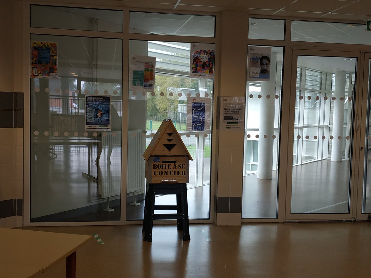 etourneau3's tweet photo. La boîte à se confier, réalisée par les élèves de la Segpa, a été inaugurée ce matin. Le protocole d'utilisation a été expliqué aux élèves par les enseignants. 
🔵 #NAH #9novembre2023 #JBV https://t.co/ladUGuvGhH