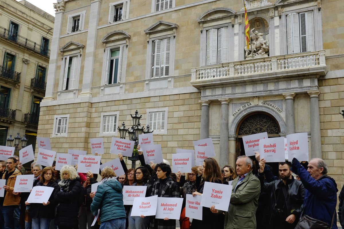tonialbir's tweet photo. Hoy nos hemos concentrado en la plaza de Sant Jaume de Barcelona para denunciar el asesinato de 52 periodistas en Gaza, la dramática situación en la que trabajan y las restricciones que todo ello supone al derecho de la informsción de la ciudadanía https://t.co/BWXLoraZGK