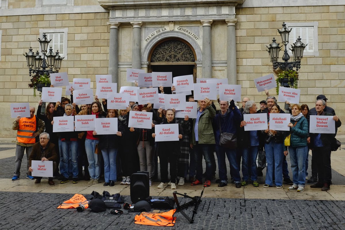 tonialbir's tweet photo. Hoy nos hemos concentrado en la plaza de Sant Jaume de Barcelona para denunciar el asesinato de 52 periodistas en Gaza, la dramática situación en la que trabajan y las restricciones que todo ello supone al derecho de la informsción de la ciudadanía https://t.co/BWXLoraZGK