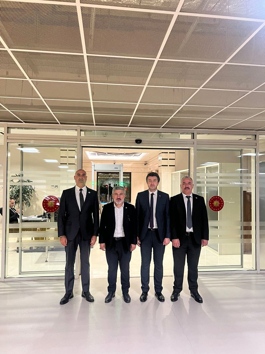 Cumhurbaşkanlığı Külliyesin de bugün yapılan programa şirket personeli çalışma arkadaşlarımızın temsilcileri ile Cumhurbaşkanı Başdanışmanı Sn. <a href="/aselimkoroglu/">Ahmet Selim Köroğlu</a> 'na teşkilatımızın sorun ve çözüm önerileri üzerine sunum yaparak istişarelerde bulunduk. <a href="/tcbestepe/">T.C. Cumhurbaşkanlığı</a> #zabıta