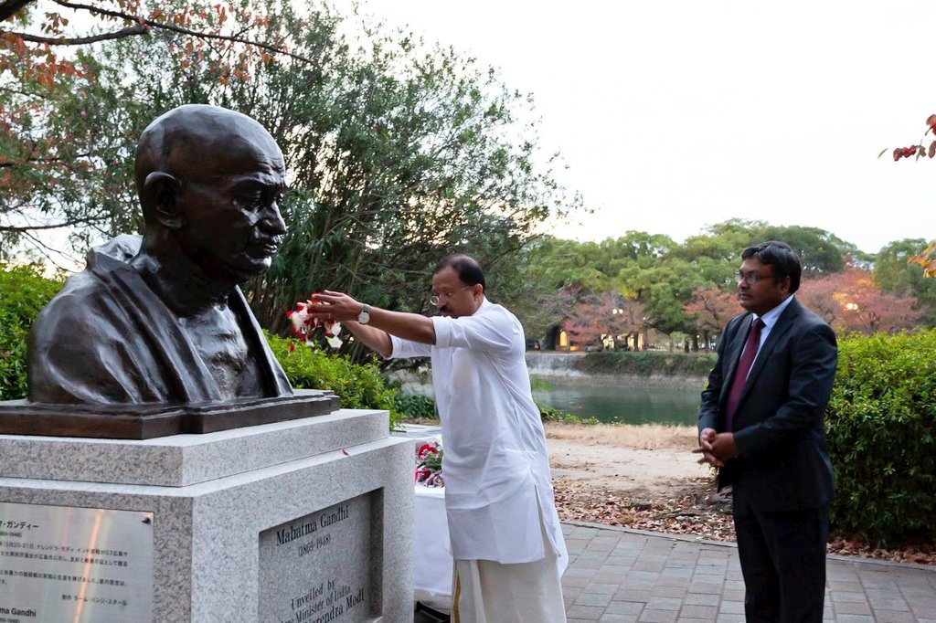 Paid floral tributes to Mahatma Gandhi at the Peace Promenade in Hiroshima. Bapu’s message of compassion and non-violence finds strong resonance today.